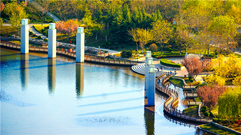 润泽湖公园风景宜人,成为辛集市民休闲健身的好去处.