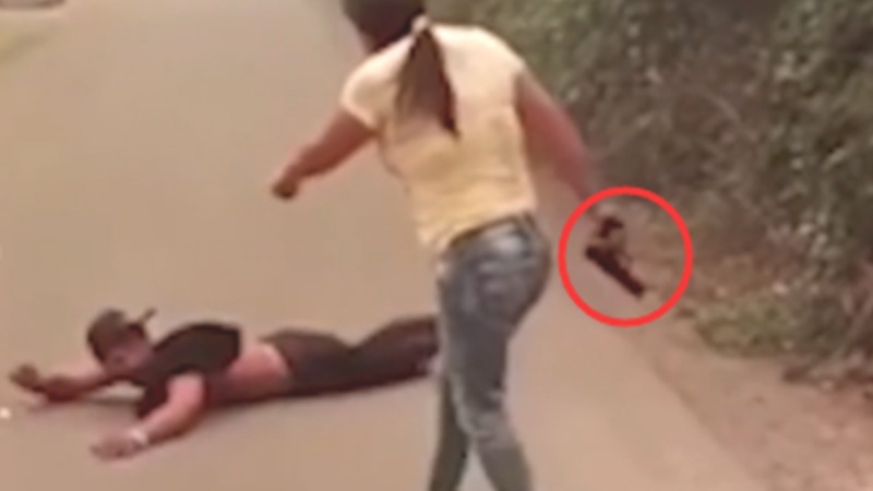 男子想放火烧屋 女屋主掏枪后男子秒怂当场趴地