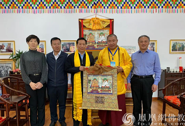 堪布多杰与段志强等合影留念（图片来源：凤凰网佛教 摄影：康宁寺）