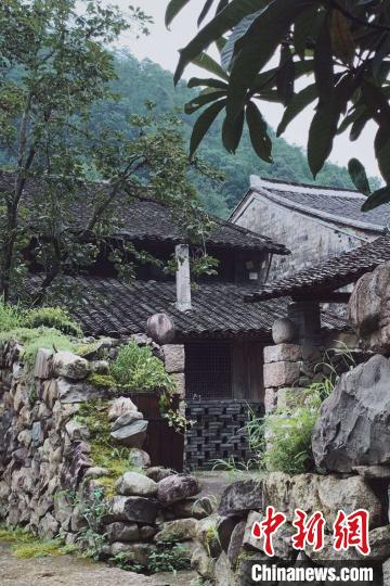 黄岩区屿头乡沙滩村老村改造后一景。　黄子薇 摄