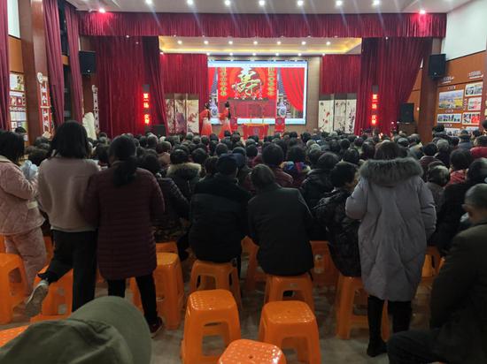 村民聚在一起办红事 洪桥镇提供