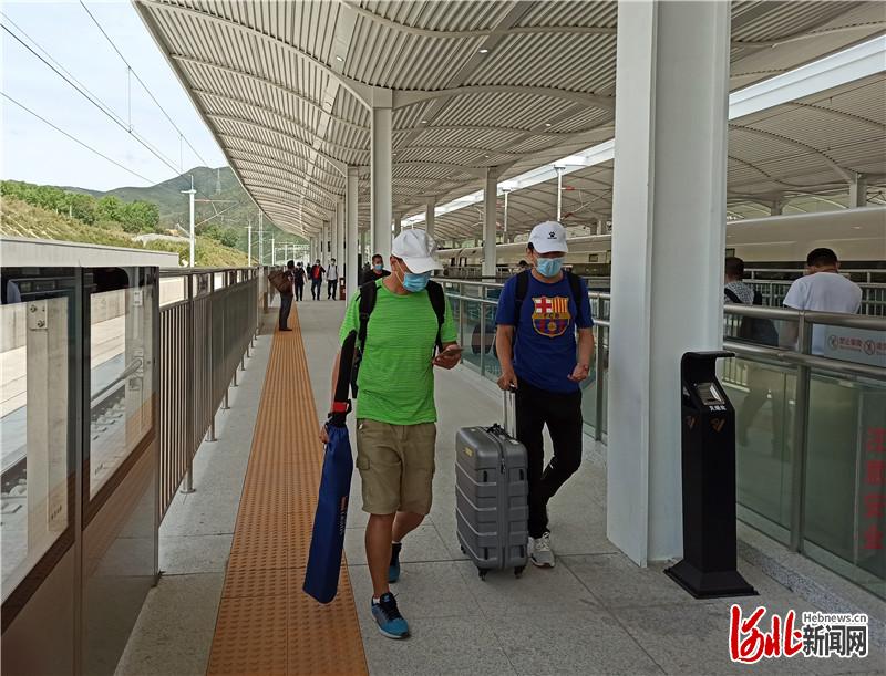 8月28日，在太子城站，旅客陆陆续续走出高铁列车。 河北日报记者 曹智摄