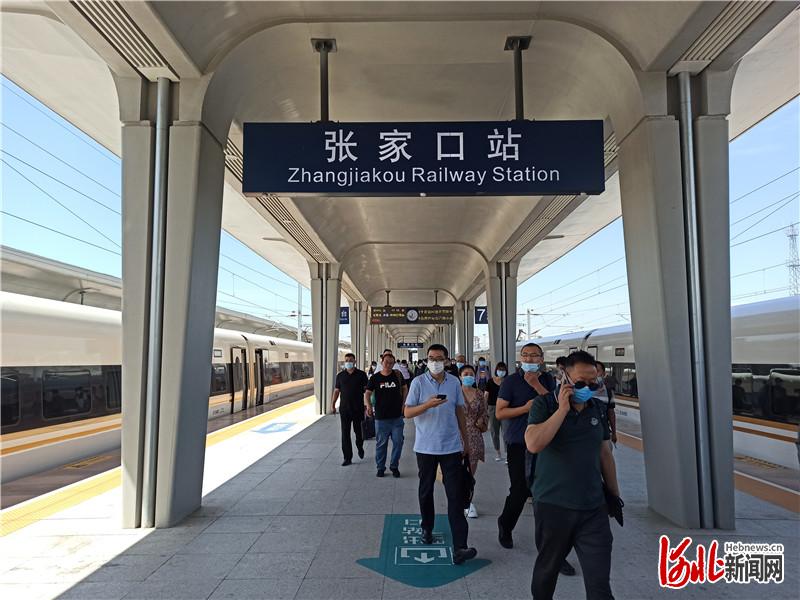 8月26日，在张家口站，从北京来的旅客陆陆续续走出列车。 河北日报记者 曹智摄