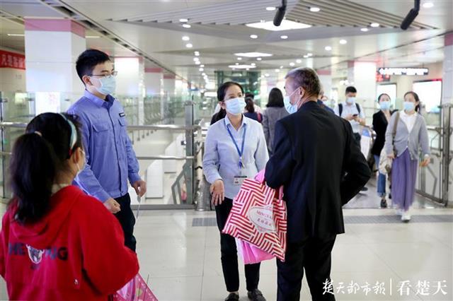 地铁开展稽查:12人冒用他人老年卡 28人无票贴身过闸