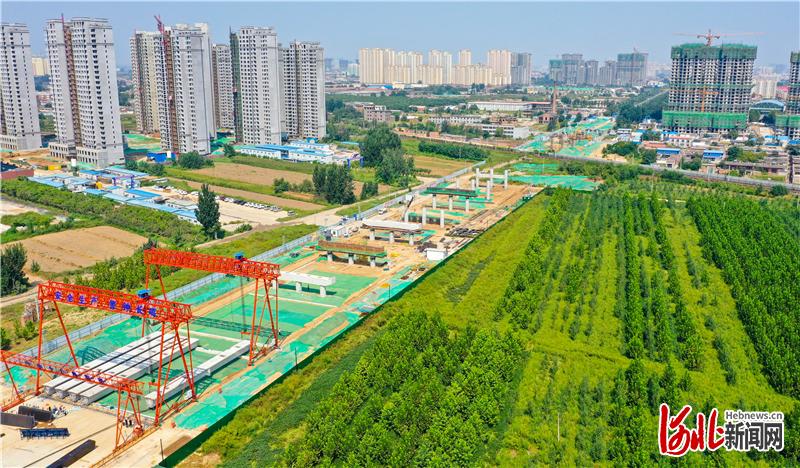 9月7日，无人机航拍的正在建设中的辛集市教育路上跨石德铁路立交桥。 河北日报记者耿辉摄