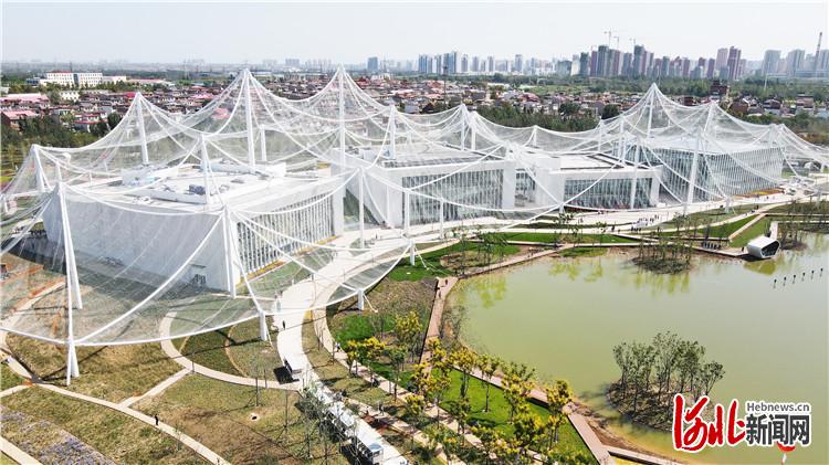 图为河北省第四届（邯郸）园林博览会园博园主场馆“山水邯郸”。河北日报记者史晟全摄