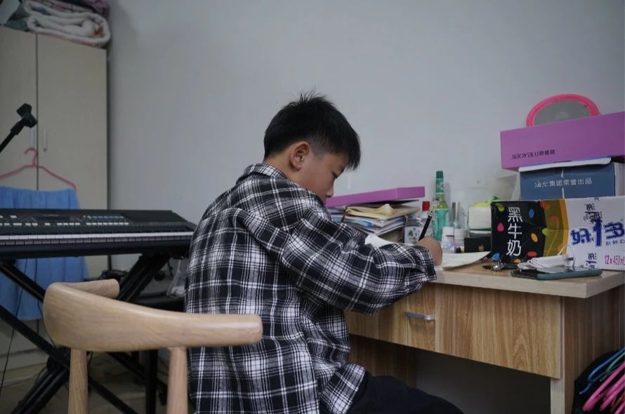 直播前，奥华在奋笔疾书，尽快完成当天作业。新京报记者解蕾 摄
