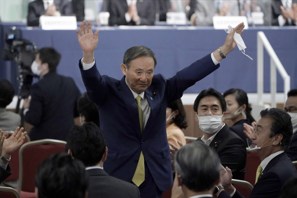 9月14日,在日本东京,日本内阁官房长官菅义伟庆祝获胜。新华社发(Pool图片,星子裕一摄)
