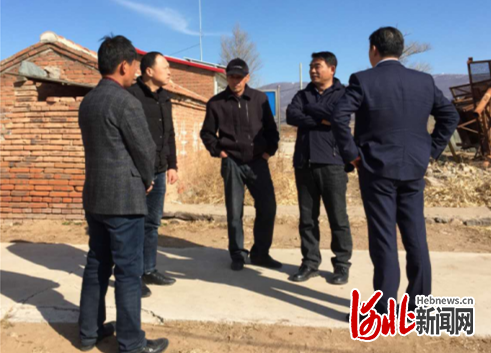 图为扶贫车间项目前期考察调研