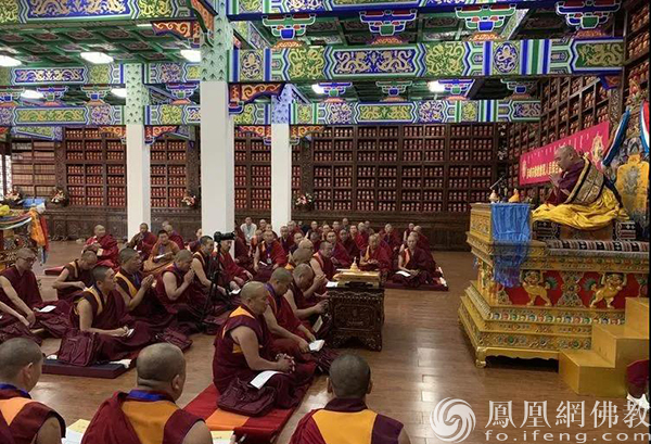 鄂尔多斯佛教协会会长夏荣活佛为参加培训的僧众讲授《胜道启门颂》及《三主要道颂》（图片来源：凤凰网佛教 摄影：王万伟）