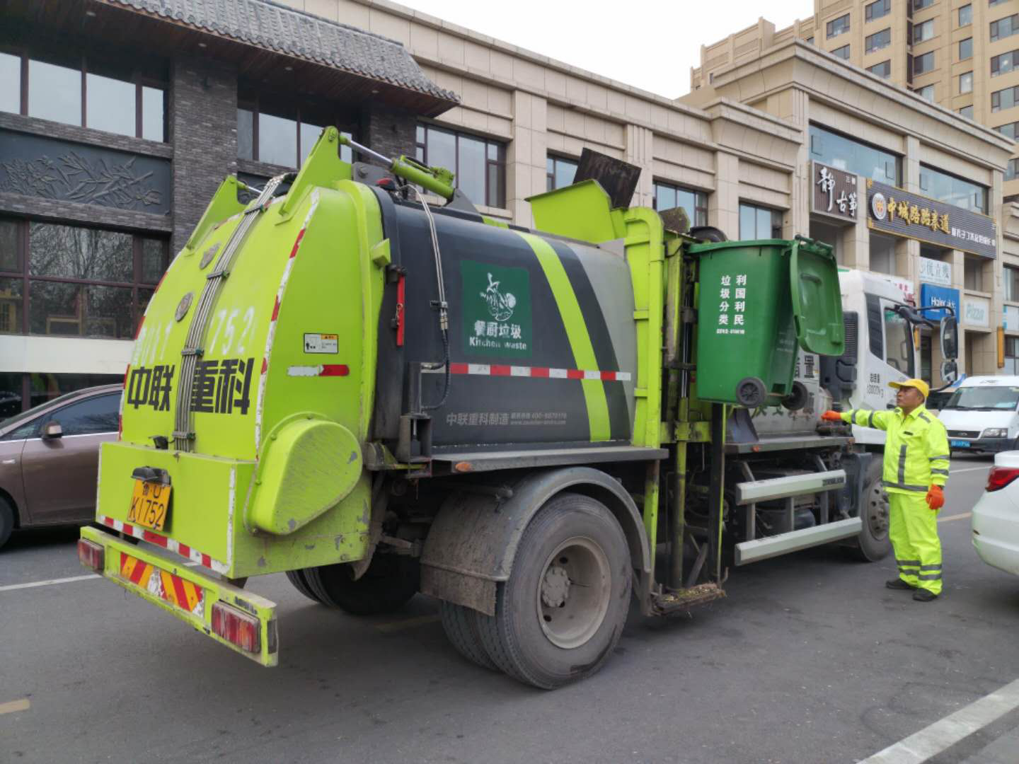 图为餐厨垃圾收运车辆收运作业