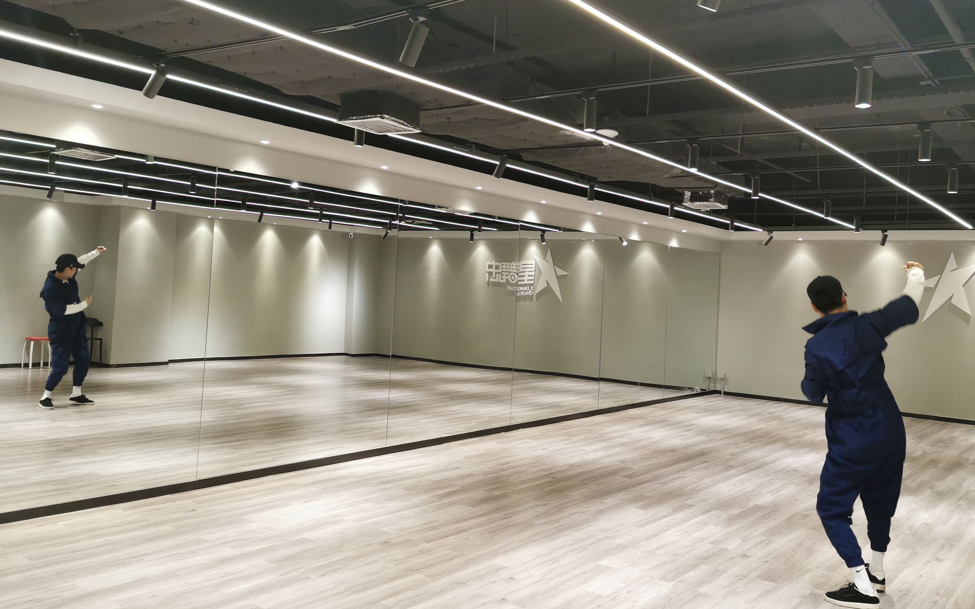 彼时,他刚刚一刻不停地练习了两个小时的舞蹈,一组按帽子转身,拖地