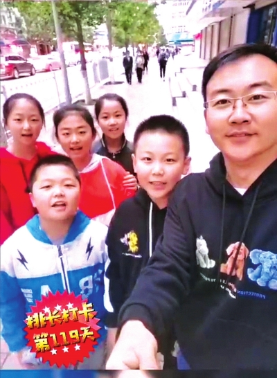 父子俩和小伙伴们的打卡视频截图