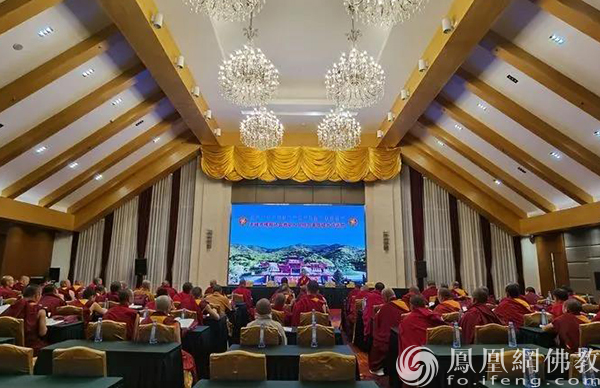 赤峰市佛教协会会长旦却坚赞为参训僧众讲授《萨迦格言》（图片来源：凤凰网佛教 摄影：王万伟）