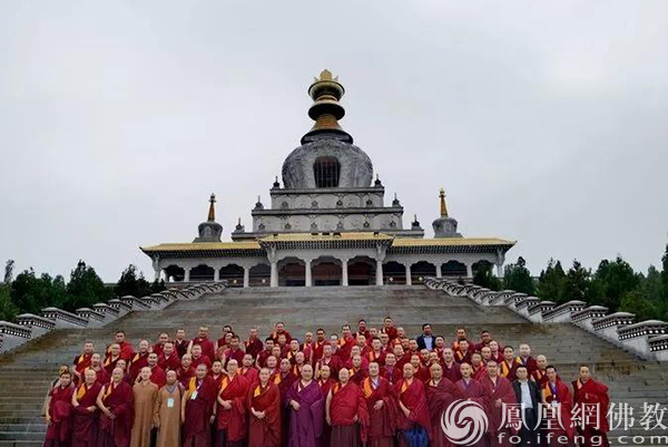 培训班全体成员前往辽宁阜新瑞应寺参访观摩，合影留念。（图片来源：凤凰网佛教 摄影：王万伟）