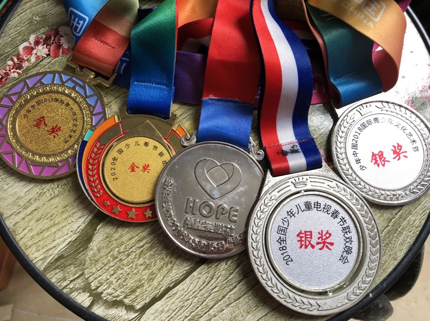 奥华参加歌唱比赛获得的奖牌。新京报记者解蕾 摄