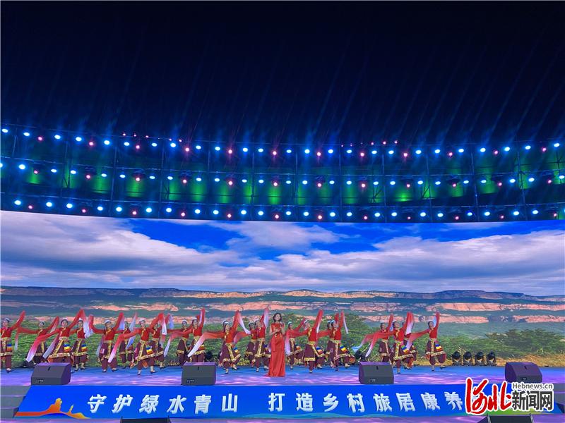 9月15日晚，第七届石家庄市旅游产业发展大会在赞皇县开幕。图为开幕仪式现场。河北日报记者吴培源摄