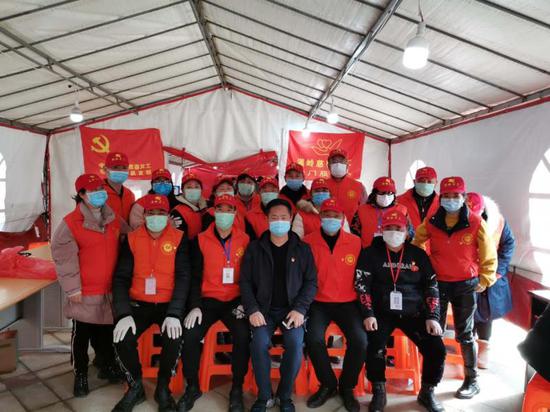 温岭市松门镇来返工返乡人员一站式服务中心,王云鹏(前中)与温岭市
