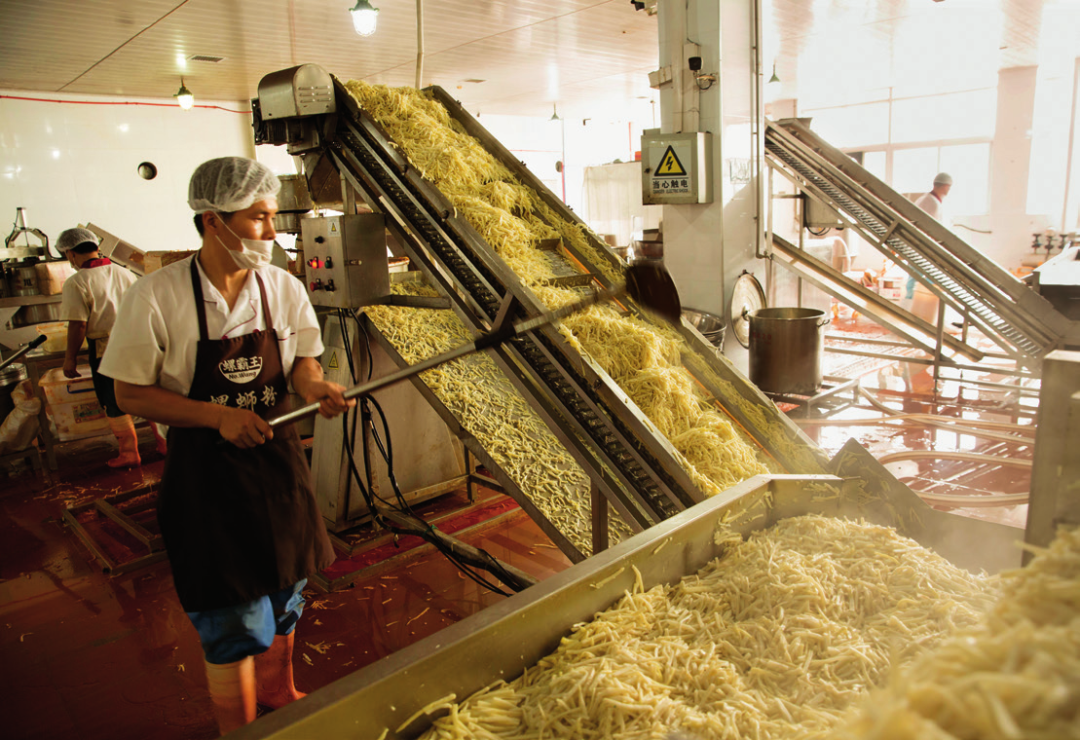 2020年6月17日,柳州,螺霸王公司预包装螺蛳粉生产线./阿灿