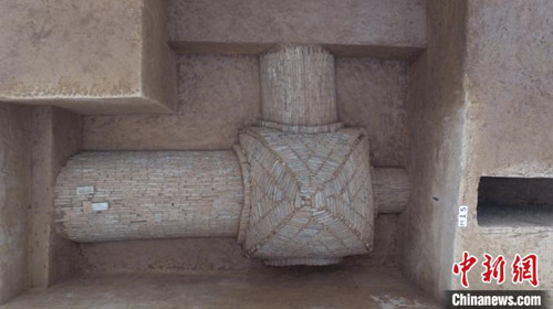 出土的摇钱树。 陕西省考古研究院