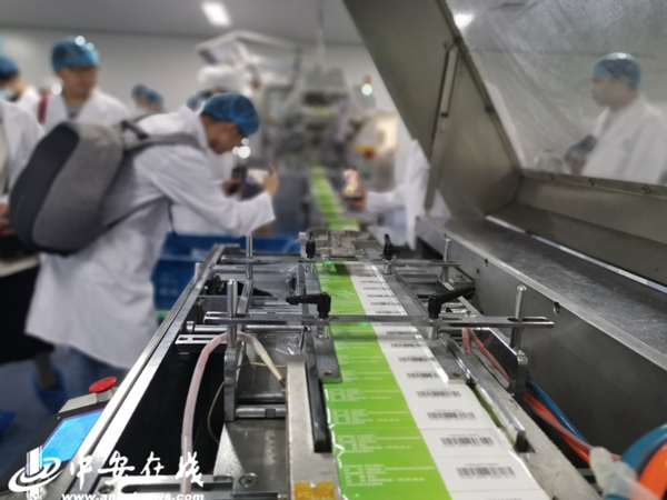 安徽济人药业集团生产车间里的自动化生产线