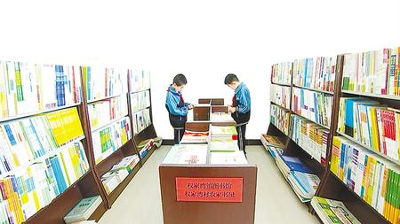 孩子们在陇西县权家湾镇图书馆借阅书籍新甘肃·甘肃日报通讯员 党国飞