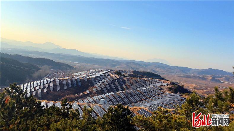 近日拍摄的承德县六沟镇南水泉村光伏电站项目.