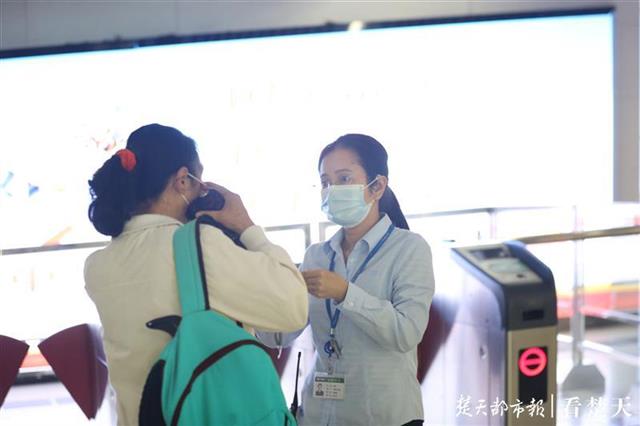 地铁开展稽查:12人冒用他人老年卡 28人无票贴身过闸