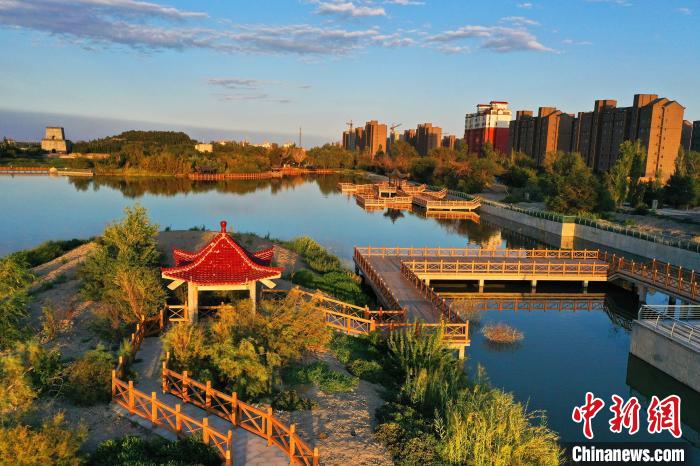 夏末秋初的新疆托克逊县白杨河畔，满目翠绿，碧水蓝天。　李靖海 摄