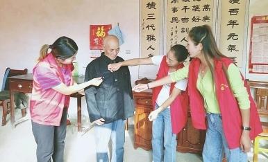 连日来，西和县各乡镇动员引领广大农村妇女，积极参与到关爱孤寡老人、改善村容村貌、整治人居环境行动中来，掀起了巾帼关爱行动的热潮。本报通讯员 王晶 摄（陇南日报）