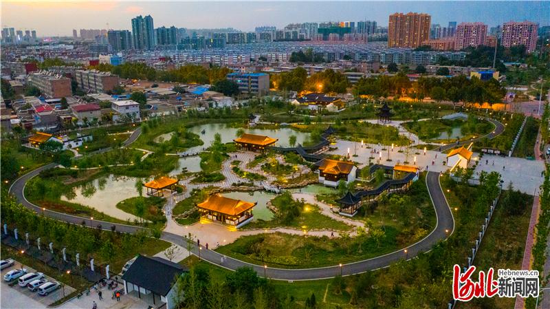 9月10日，无人机航拍新建成的辛集市浣溪园公园。 河北日报记者耿辉摄