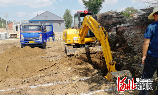 图为扶贫车间破土动工