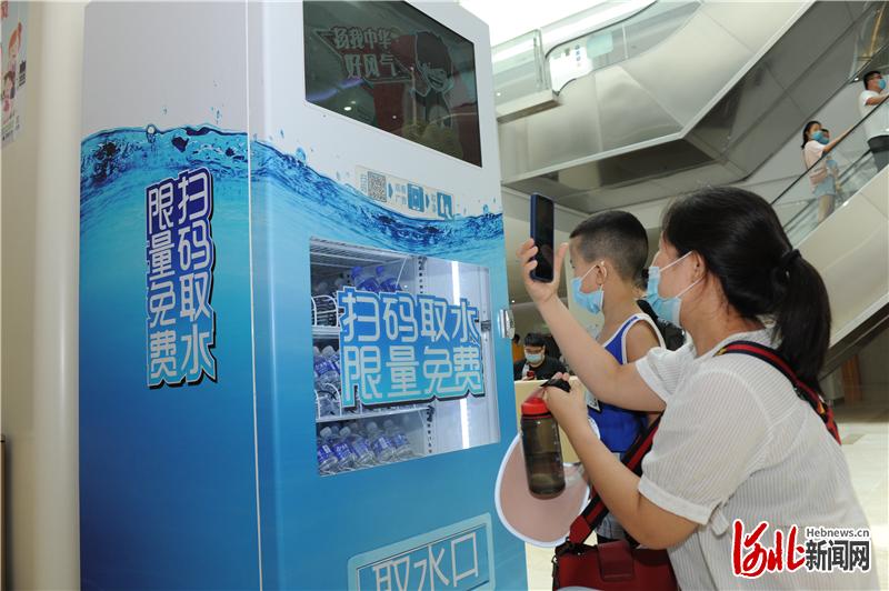 7月24日，在石家庄市人民医院取水设备投放点，市民参加答题取水活动。通讯员钱震摄
