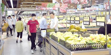 新区多措并举促进消费。图为市民在超市里购买水果 记者 丁凯 摄