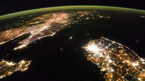 从国际太空站俯瞰朝鲜半岛：朝韩两国风景截然不同