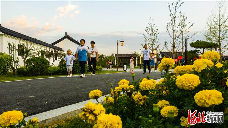 9月10日，居民在新建成的辛集市浣溪园公园内散步。 河北日报记者耿辉摄