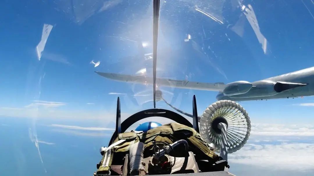 空中加油因其危险性高,难度大被称作空中"穿针引线"想要在云端演绎"