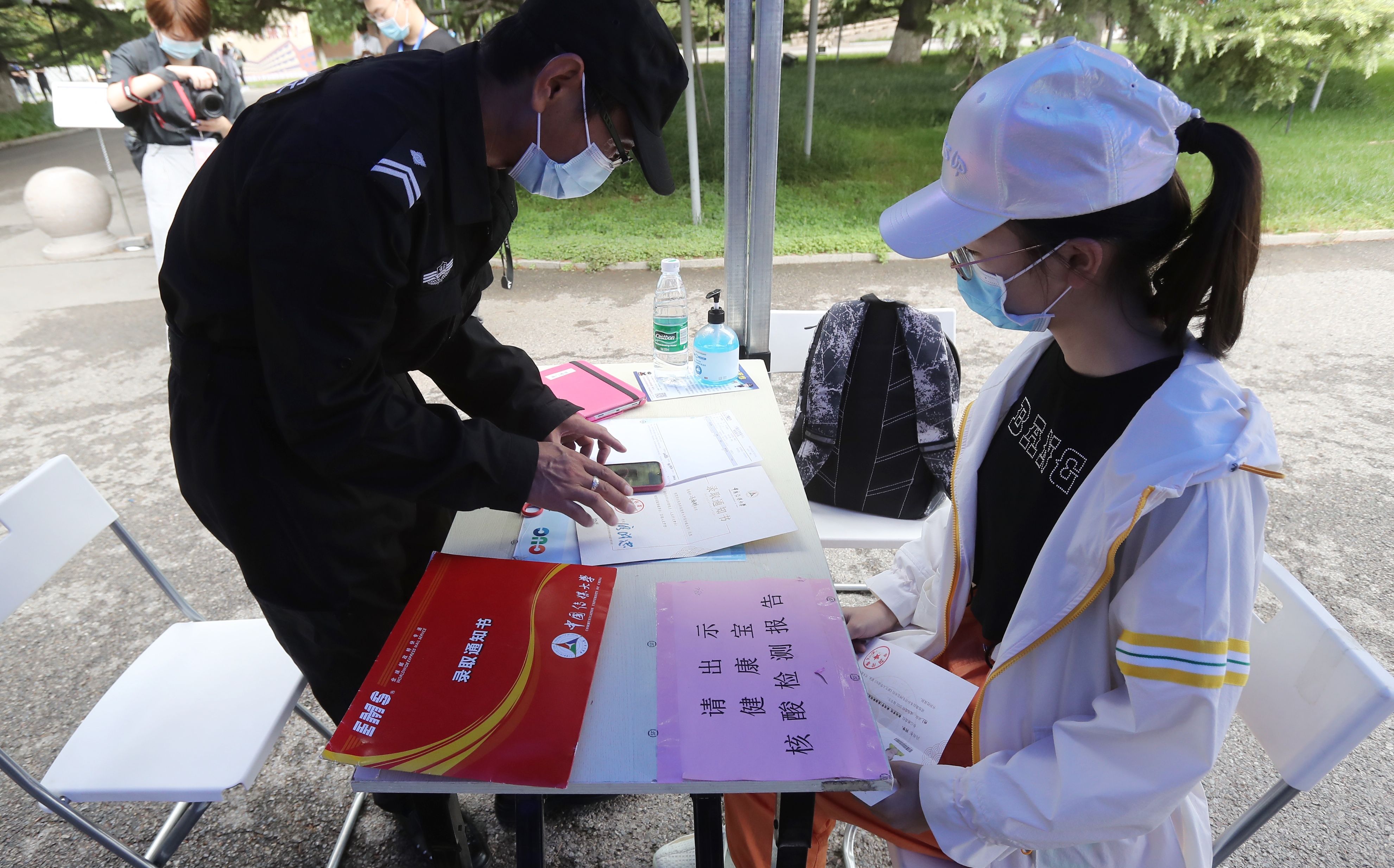 新生报道进入学校前需出示健康宝和核酸检测报告。新京报记者 王贵彬 摄