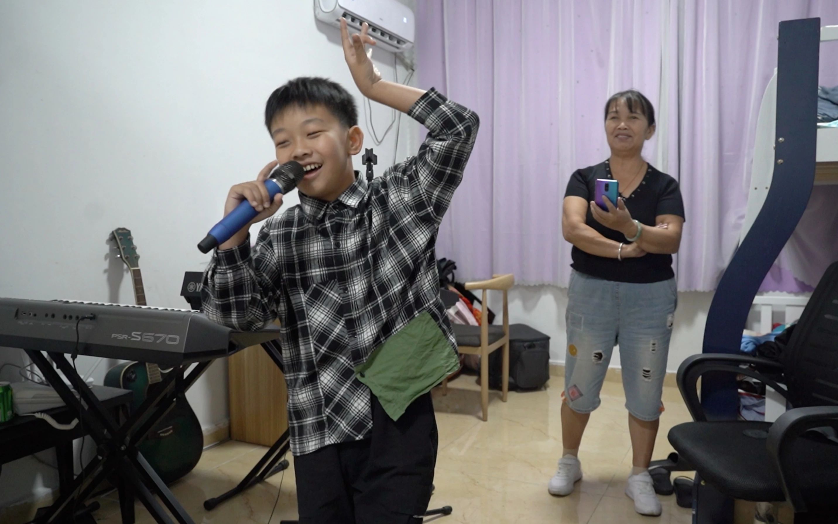 晚上八点半，奥华在家里直播，应直播间粉丝点歌唱黄梅戏《女驸马》，一人饰演两角。新京报记者解蕾 摄