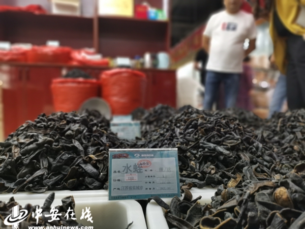 中国亳州中药材专业市场里在售的中药材