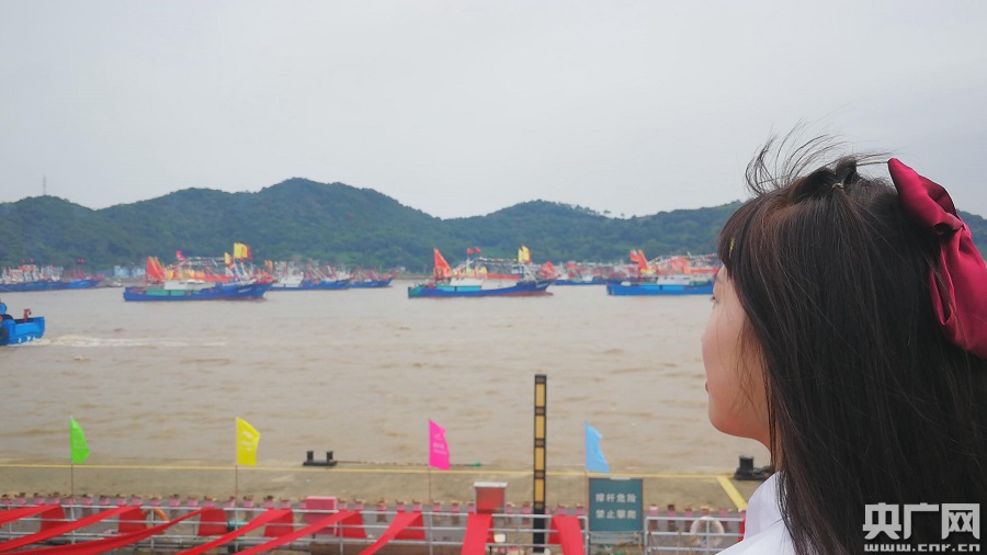 渔船出港(央广网发 杜金明摄)