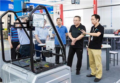 在该院中德诺浩校企合作汽车产教融合实训基地,刘文彬