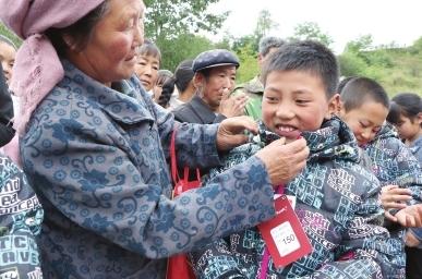 9月11日，青岛爱心企业在市委网信办的带领下，为礼县白关镇李坝小学的孩子们送来过冬校服。本报通讯员 冉蕾 摄