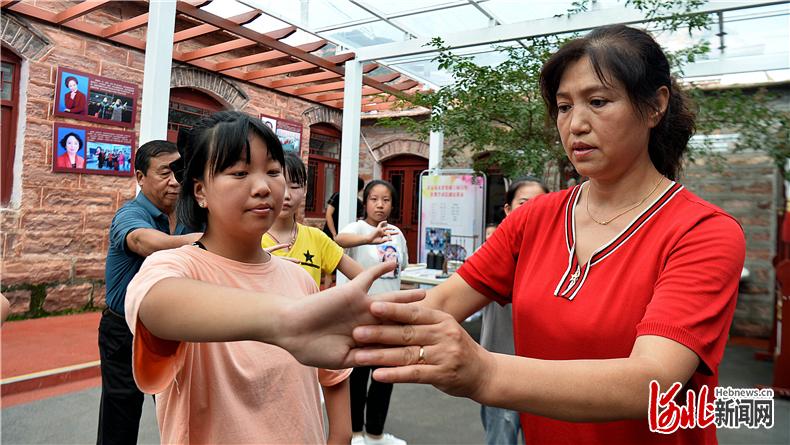 日前，武安市文化馆楼上分馆的老师免费对该村喜欢平调落子的年轻人进行培训。河北日报记者张昊摄