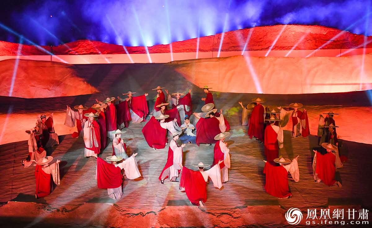 《敦煌盛典》演出充分利用了声、光、电、水、火、风等现代舞美科技 杨艺锴 摄