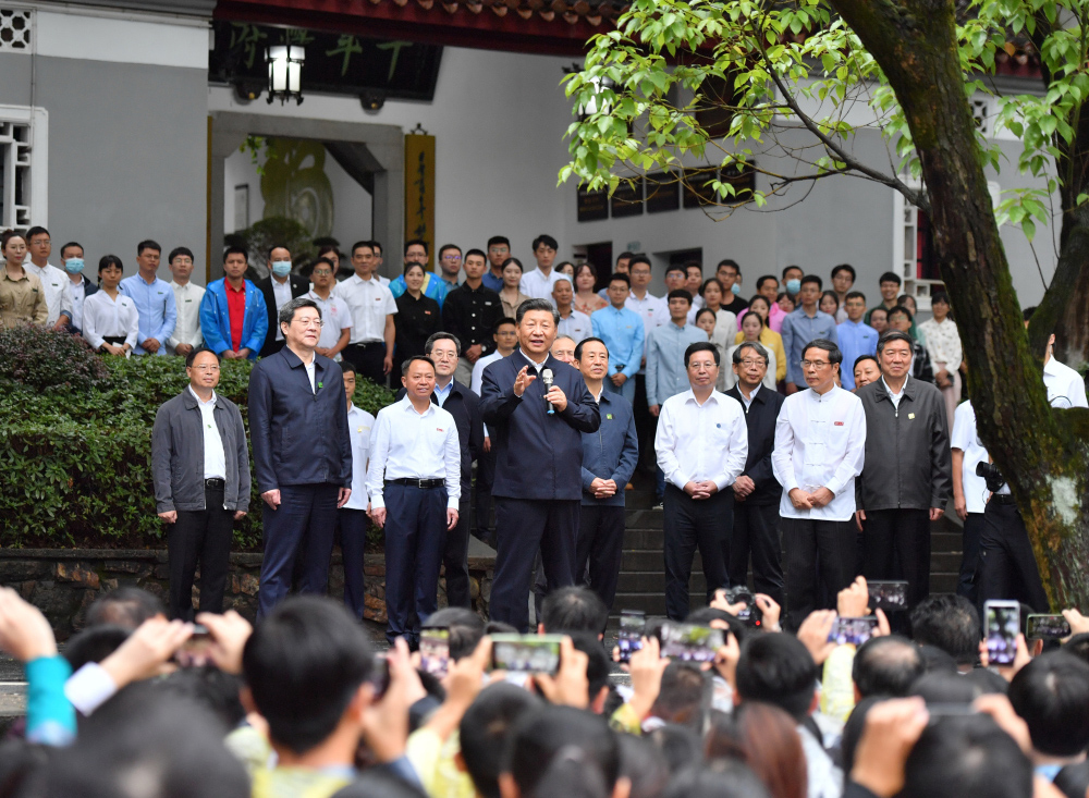 9月16日至18日，中共中央总书记、国家主席、中央军委主席习近平在湖南考察。这是17日下午，习近平在湖南大学考察时，同师生们亲切交流。