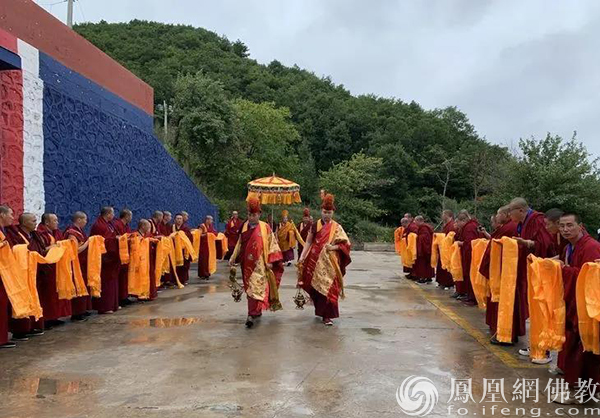 迎接鄂尔多斯佛教协会会长夏荣活佛（图片来源：凤凰网佛教 摄影：王万伟）