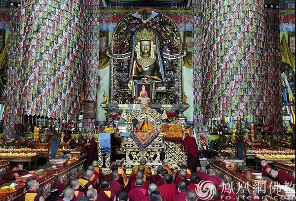 嘉木扬图布丹老师为全体参训师生讲授持戒修行、传开光仪式法门（图片来源：凤凰网佛教 摄影：王万伟）