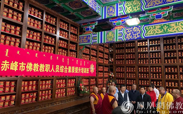 段志强看望正在喀喇沁旗参加赤峰市佛教教职人员综合素质提升培训班的授课教师和全体学员（图片来源：凤凰网佛教 摄影：康宁寺）