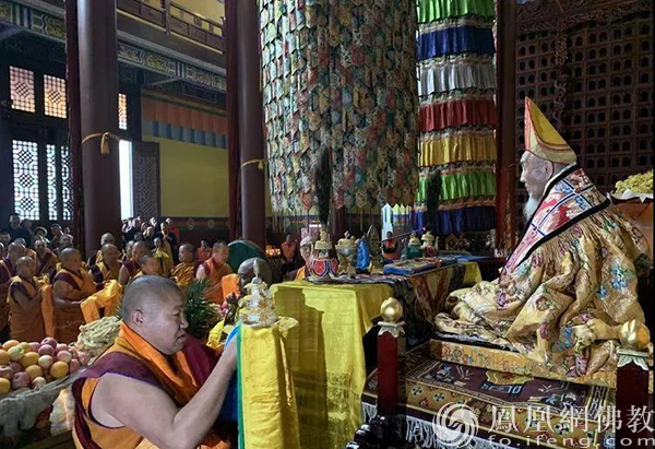 嘉木扬图布丹老师为全体参训师生讲授持戒修行、传开光仪式法门（图片来源：凤凰网佛教 摄影：王万伟）
